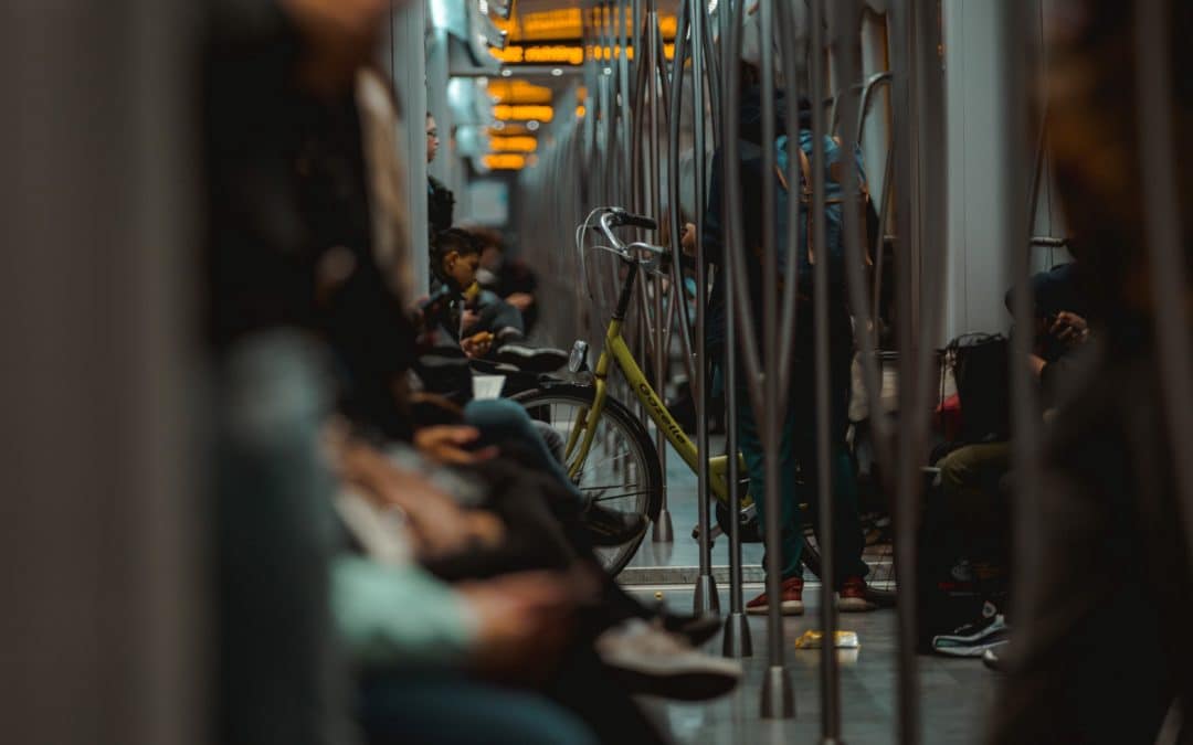 Green mobility and climate justice: how the social score of your neighbourhood affects air pollution